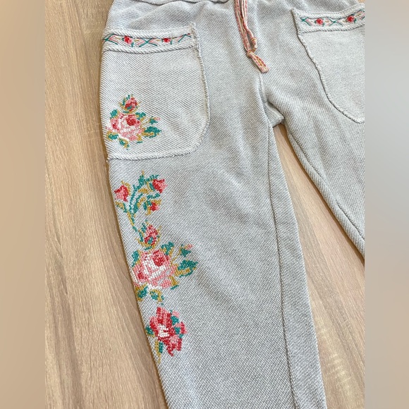 Sundance - Grey Embroidered Floral relaxed fit high rise waffle joggers. Size L - Picture 2 of 8